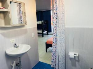 ein Bad mit einem Waschbecken und einem Spiegel in der Unterkunft Apartamentos ZION cerca a la playa SAI in San Andrés