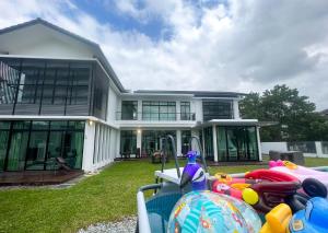 uma casa com um monte de insufláveis no quintal em Desaru 20Pax Cozy Chill villa Private Pool em Johor Bahru