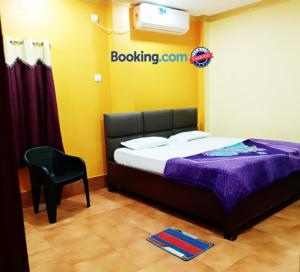Säng eller sängar i ett rum på Goroomgo Sahoo Palace Puri Near Sea Beach