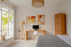Una televisión o centro de entretenimiento en Villa Adam - Cozy 2 Bedrooms, Private Pool & Outdoor Cooking Area