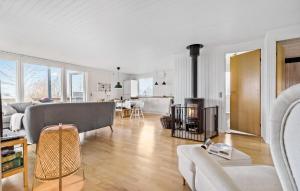 una sala de estar con un sofá y una mesa en Cozy Home In Glesborg With Kitchen, en Glesborg