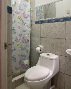 Kylpyhuone majoituspaikassa Olas inn