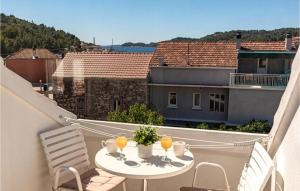 Un balcón con una mesa con dos naranjas. en Apartment Niks - terrace & sea view, en Vela Luka