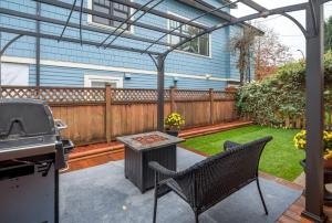 eine Terrasse mit einem Grill, einem Tisch und Stühlen in der Unterkunft La Maison in Vancouver