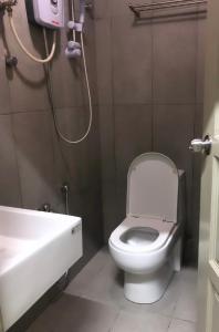 ein Bad mit einem WC und einem Waschbecken in der Unterkunft BRICKS Cameron Hostel in Tanah Rata
