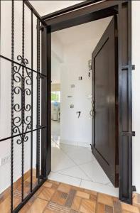 eine offene Tür zu einem Zimmer mit einer Tür in der Unterkunft Villa Portes Pop in San Felipe de Puerto Plata