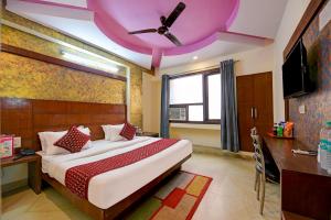 een slaapkamer met een groot bed en een paars plafond bij Hotel Repose Comfert Near New Delhi Railway Station in New Delhi