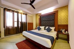 een slaapkamer met een groot bed in een kamer bij Hotel Repose Comfert Near New Delhi Railway Station in New Delhi
