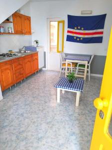 eine Küche mit einer Flagge von Britain an der Wand in der Unterkunft Feeling Cabo Verde in Beirona