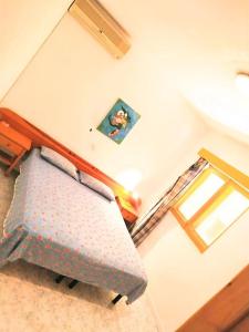 einen Blick über ein Bett in einem Zimmer in der Unterkunft Feeling Cabo Verde in Beirona