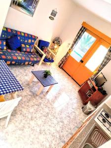 ein Wohnzimmer mit einem Sofa und einem Tisch in der Unterkunft Feeling Cabo Verde in Beirona