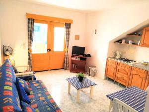 a living room with a couch and a kitchen at Feeling Cabo Verde in Beirona