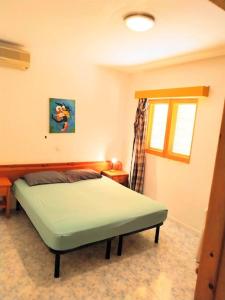 Feeling Cabo Verde في Beirona: غرفة نوم بسرير اخضر في غرفة