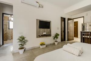 Postel nebo postele na pokoji v ubytování Lime Tree Hotel - Golf Course Road, Sector-43, Gurugram