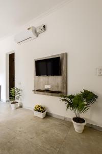 TV a/nebo společenská místnost v ubytování Lime Tree Hotel - Golf Course Road, Sector-43, Gurugram