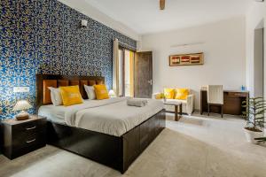 Postel nebo postele na pokoji v ubytování Lime Tree Hotel - Golf Course Road, Sector-43, Gurugram
