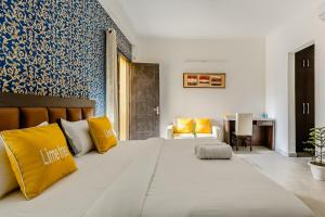 Postel nebo postele na pokoji v ubytování Lime Tree Hotel - Golf Course Road, Sector-43, Gurugram