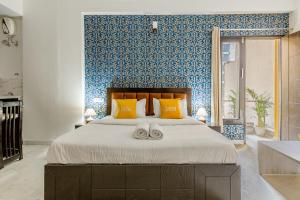 Postel nebo postele na pokoji v ubytování Lime Tree Hotel - Golf Course Road, Sector-43, Gurugram