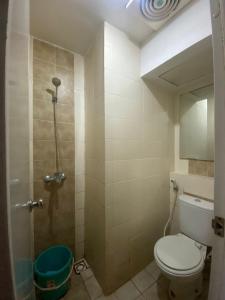 ein Bad mit einem WC und einer Duschkabine in der Unterkunft Apartement Studio The Edge Baros by Sky in Cimindi