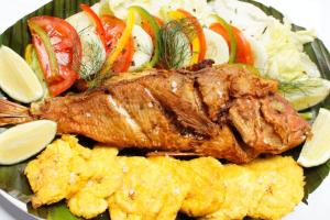 a plate of food with meat and vegetables on it at Sientete como en casa. in El Seis