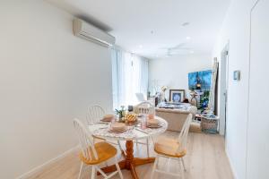 a dining room with a table and chairs at Central Location! Boutique 2BR Apartment with Pool & BBQ near South Bank and City in Brisbane
