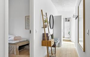 Ένα ή περισσότερα κρεβάτια σε δωμάτιο στο Cozy Home In Aakirkeby With Wifi +9 φωτογραφίες