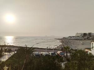 - une vue sur une plage avec des voitures garées sur le sable dans l'établissement Bonito Depa, cómodo y bien ubicado, à Punta Hermosa