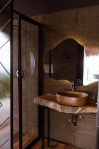 uma casa de banho com um lavatório de madeira e um espelho em Moravia Ecolodge 