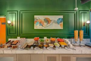 een buffet met veel verschillende soorten eten op tafel bij Wescott Hotel in Dubai