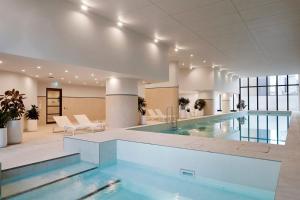 Swimmingpoolen hos eller tæt på A Chic 2BR Apt Right Next to Melbourne Central