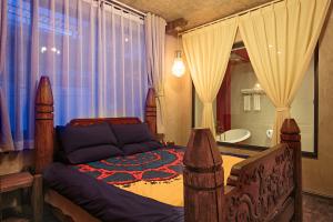 1 dormitorio con cama y ventana grande en Old Story Inn Dali Ancient Town, en Dali