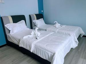 duas camas num quarto com lençóis brancos e arcos em Good Night BD Motel 