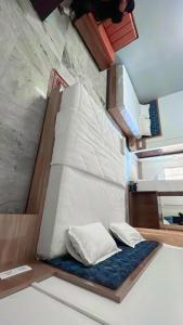 een stapelbed met 2 kussens in een kamer bij SM LODGE and RESTAURANT in Guwahati