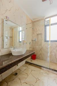 Koupelna v ubytování Lime Tree Hotel - Golf Course Road, Sector-43, Gurugram