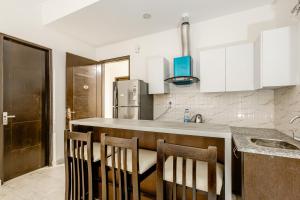 Kuchyň nebo kuchyňský kout v ubytování Lime Tree Hotel - Golf Course Road, Sector-43, Gurugram