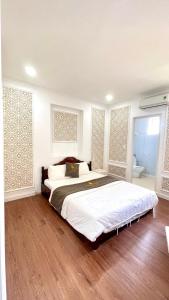 Postel nebo postele na pokoji v ubytování BÔNG SEN HOTEL CÔN ĐẢO