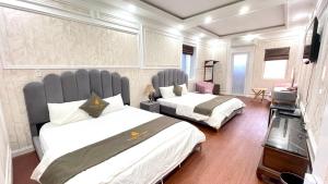 Postel nebo postele na pokoji v ubytování BÔNG SEN HOTEL CÔN ĐẢO
