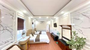 Cette chambre comprend 2 lits et une télévision. dans l'établissement BÔNG SEN HOTEL CÔN ĐẢO, à Côn Son