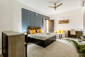 um quarto com uma cama e uma sala de estar em Lime Tree Hotel - Golf Course Road, Sector-43, Gurugram em Gurgaon