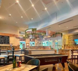 un ristorante con tavolo da biliardo al centro di The Palms of Destin-2116 a Destin