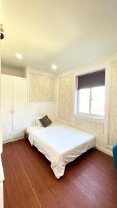 Postel nebo postele na pokoji v ubytování BÔNG SEN HOTEL CÔN ĐẢO
