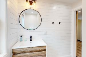 een badkamer met een wastafel en een spiegel bij Blooming Sunshine - Unit 2 in Falmouth