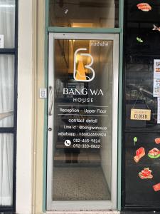un cartel en la puerta de una panadería en Bang Wa House - MRT Bang Wa Station, en Bangkok
