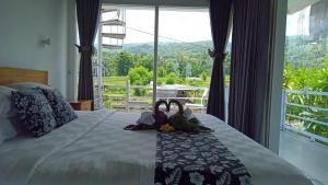 Dos niños en una cama con ventana grande en Private villa bamboo cozy, en Lovina 101 fotos más