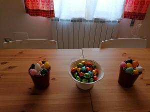 a table with buckets of eggs and a bowl of candy at B&B Fleurs in Enna