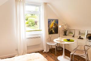 biały pokój ze stołem i oknem w obiekcie 'Lady Hall' Guest House w mieście Trotterscliffe