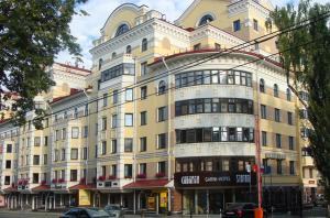 ペルミにあるGarni Apartments Sibiriaの市道の大きな黄色の建物