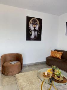 a living room with a couch and a table at Appartement 1 chambre, 1 salon, 1 balcon, Immeuble T Bella, Calafatas, Yaoundé in Yaoundé
