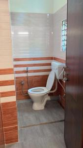 baño con aseo blanco en una habitación en SM LODGE and RESTAURANT, en Guwahati