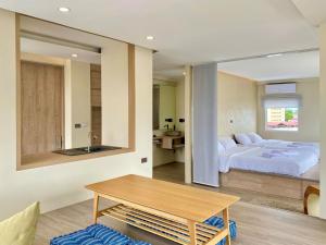 sypialnia z łóżkiem i dużym lustrem w obiekcie Hub Hua Hin 57 w mieście Hua Hin